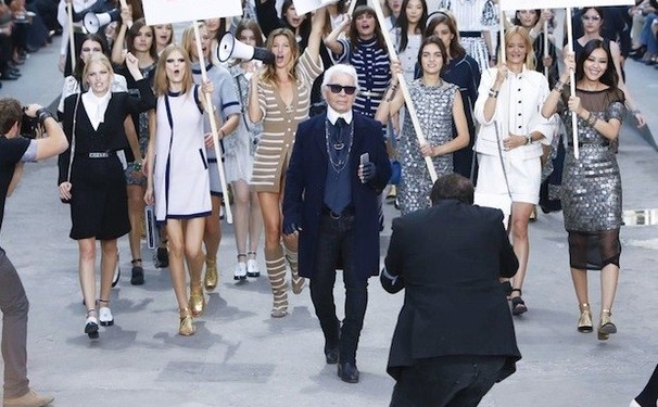 Protesto marca desfile da Chanel 
