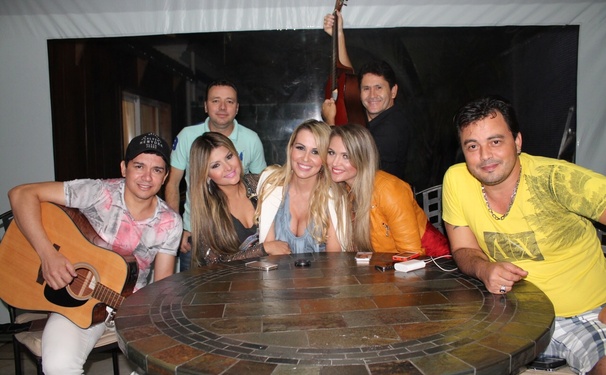 Cantor Gian violada em casa