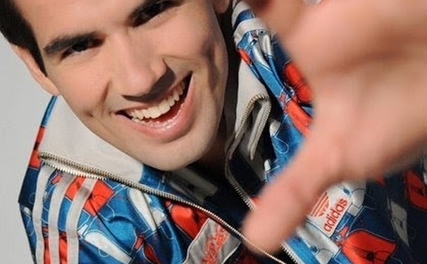 Guga de Paula faz homenagem á Carlinhos Brown.