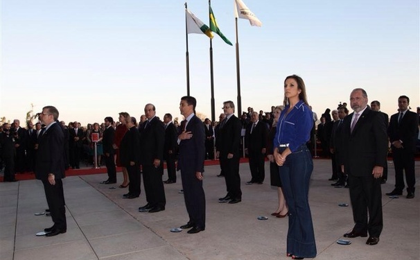 Ivete Sangalo condecorada. Vem ver...