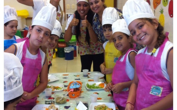 A criançada com a mão na massa...