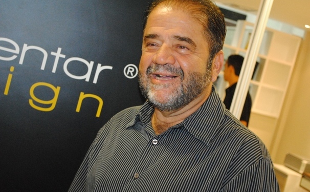 Enio Carvalho recebendo logo mais...