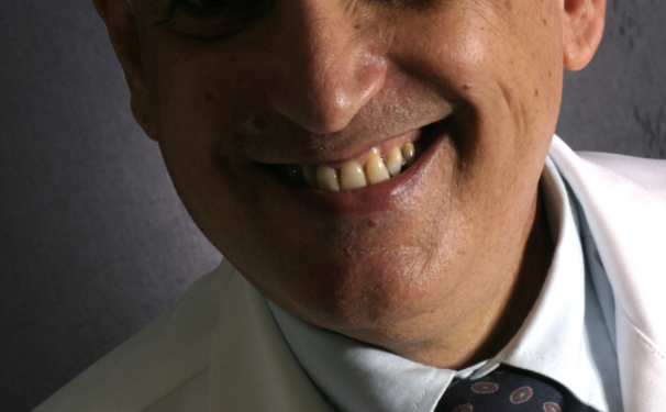 Nonato Fontes recebe o bóton de ouro.