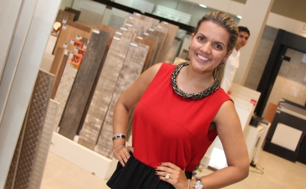 Nathalia Velame agitando...