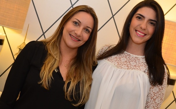 Paloma Pires e Paloma de Medeiros agitando a LB Home