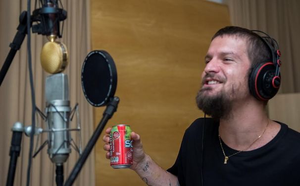 Saulo grava jingle para campanha de verão