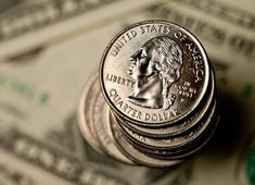 Dólar fecha em alta e mantém-se no maior valor em nove anos