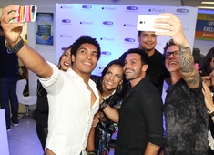 Artistas e clientes foram conferir o lançamento dos iPhones 6 e 6 Plus