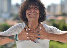 Luiz Caldas faz show gratuito neste domingo (30)