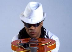 Carlinhos Brown faz show domingo em Salvador