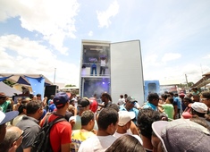 Geladeira gigante movimenta orla de Salvador