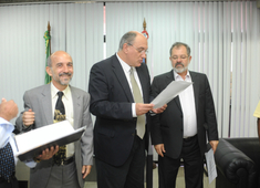 Javier Alfaya assume mandato na vaga de Álvaro Gomes