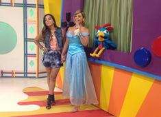 Carla Perez recebe Anitta no Clube da Alegria