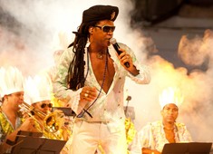 Carlinhos Brown comanda o Baile Carnavalesco de Praia do Forte