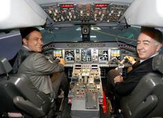 Rui Costa pilota simulador de aeronave do voo Feira / Campinas