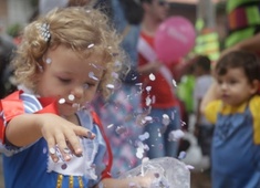 Bloquinho Infantil desfila pelas ruas de bairro de Salvador