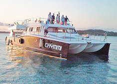 Comodidade na travessia Salvador-Madre de Deus por catamarã