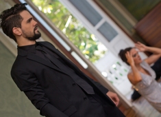 ESPETÁCULO "APARTAMENTO 1201" APOSTA EM ENREDO DE MISTÉRIO PARA RESGATAR, NO TEATRO, O ROMANCE POLICIAL