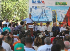 Governador entrega 98 ônibus escolares em Feira de Santana