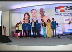 Rui lança projeto Educar para Transformar e firma pacto com prefeitos