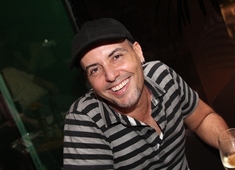 Alex Goes canta Elton John