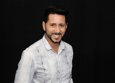 Rodrigo Smith faz aniversário na San Sebastian e movimenta cena da cidade