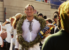 Dois homens que fazem uma aposta sobre um carro vintage