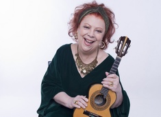 Beth Carvalho chega a Salvador