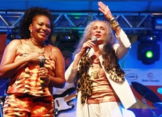 MARGARETH RECEBE MARIA BETHÃNIA COM FESTA NO MERCADO IAÔ