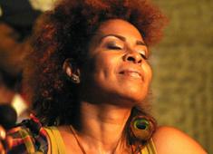 Cyda Lyyma sai pelas ruas do Rio Vermelho na manhã do dia dois de fevereiro cantando sua mais nova composição e conscientizando a população