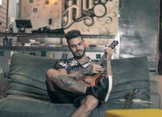 Victor Ávila leva o melhor do surf music no pôr do sol do RV Lounge