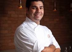 O premiado chef Felipe Bronze em Salvador