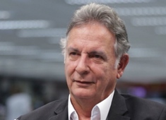 Heitor Reis recebendo convidados em Sampa