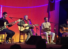 Caetano Veloso ao lado dos filhos  no teatro Net Rio