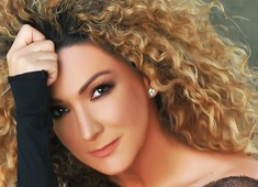 Erika Ender canta com Roberto Carlos