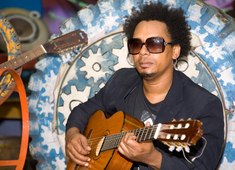 Peu Meurray é que embala o Fera Music Live.