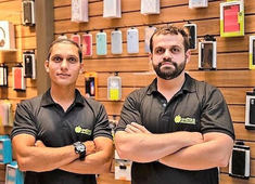 Rodrigo Dias e Leonardo Cruz celebrando o sucesso da clinica do Iphone