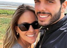 Laís Kruschewsky e Pedro Dornas brindando o noivado