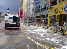 Limpurb faz limpeza de piso compartilhado na Barra para abertura