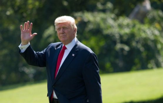 Donald Trump deixou  no domingo o Centro Médico Militar Nacional Walter Reed para acenar para seus apoiadores.