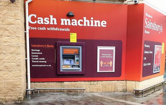 Vida longa aos caixas eletrônicos