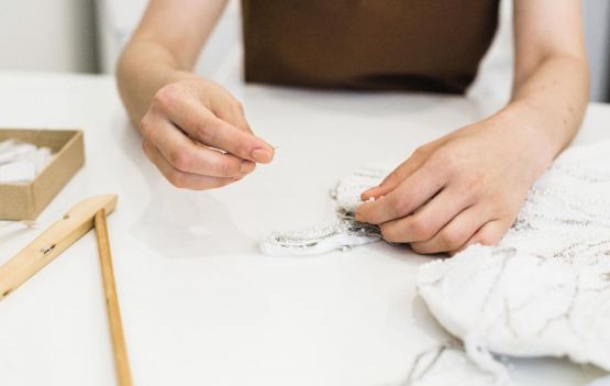 Descarte incorreto de roupas e acessórios pode ser diminuído com reciclagem e ressignificação