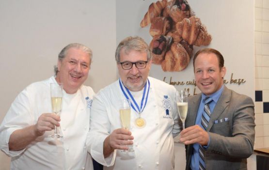 Homenagem ao Chef Roland Villard com a Medalha Tiradentes, no Le Cordon Bleu Rio de Janeiro, em Botafogo.