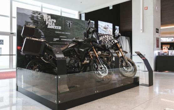 Triumph expõe, em São Paulo, modelos de motocicletas que são usadas na produção do novo filme do agente 007