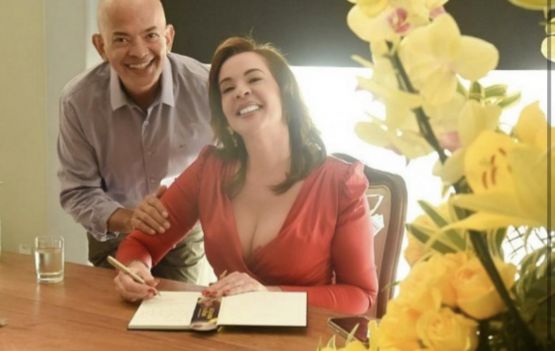 Sucesso o lançamento do livro A Cicatriz e a Flor na casa Cloc