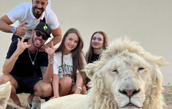 Diego Aguiar posa com Leões Brancos 