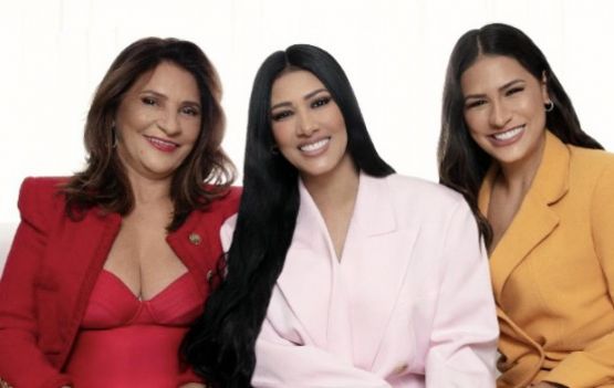 As cantoras, Simone e Simaria, ao lado da mãe Mara Mendes (Credito: Marcio Amaral)