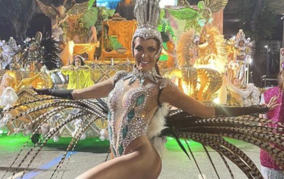 Apresentadora Carla Prata desfila na Sapucaí 