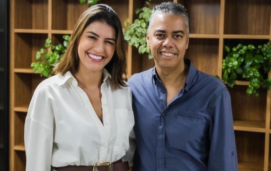 Na foto, a head de marketing e eventos da Rede Bahia, Gabriela Gaspari, e Max Viana | Crédito: Gabriel Brawne