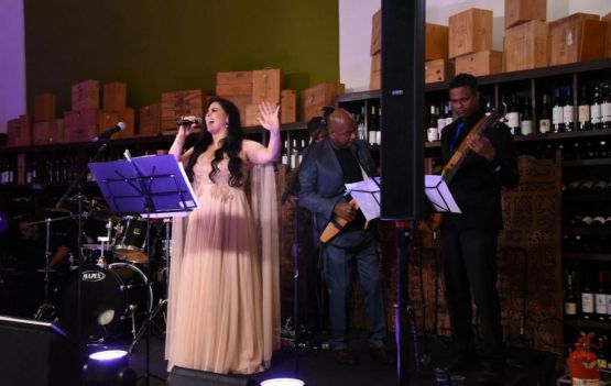 A cantora Fernanda Noronha em show no Bistrot Trapiche Adega. Fotos: Josefa Coimbra